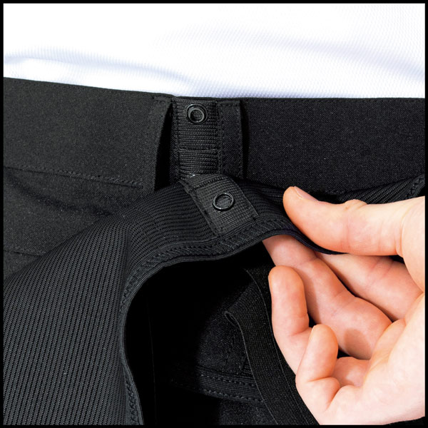 腰部保護ベルトは着脱でき、腰の位置に合わせ調節可能